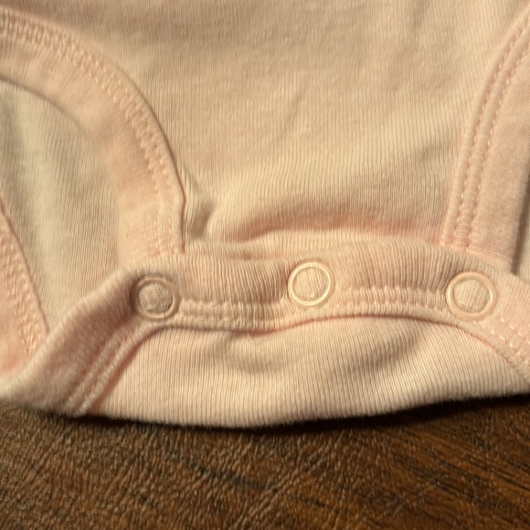 Guess Baby Jean jacket, long sleeve pink bodysuit and jeans 6-9 month size - Picture 11 of 11